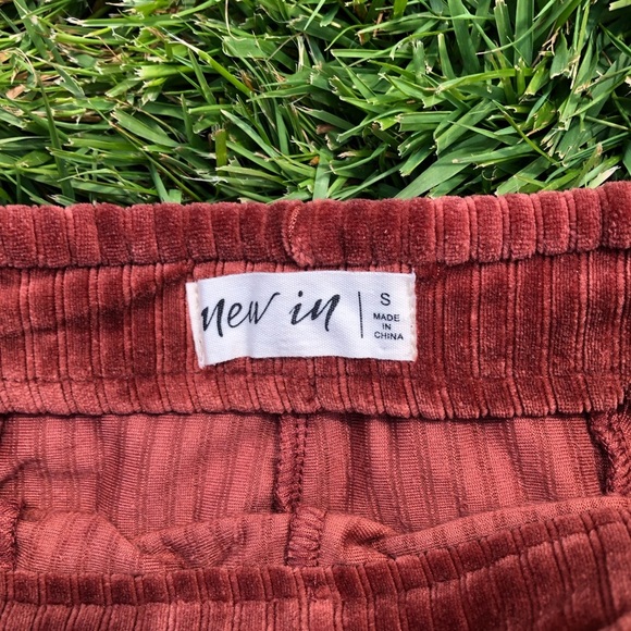 New In Tucker Ribbed Cinnamon Velvet High Waisted Stretch Flare Pants Size Small - Picture 6 of 10